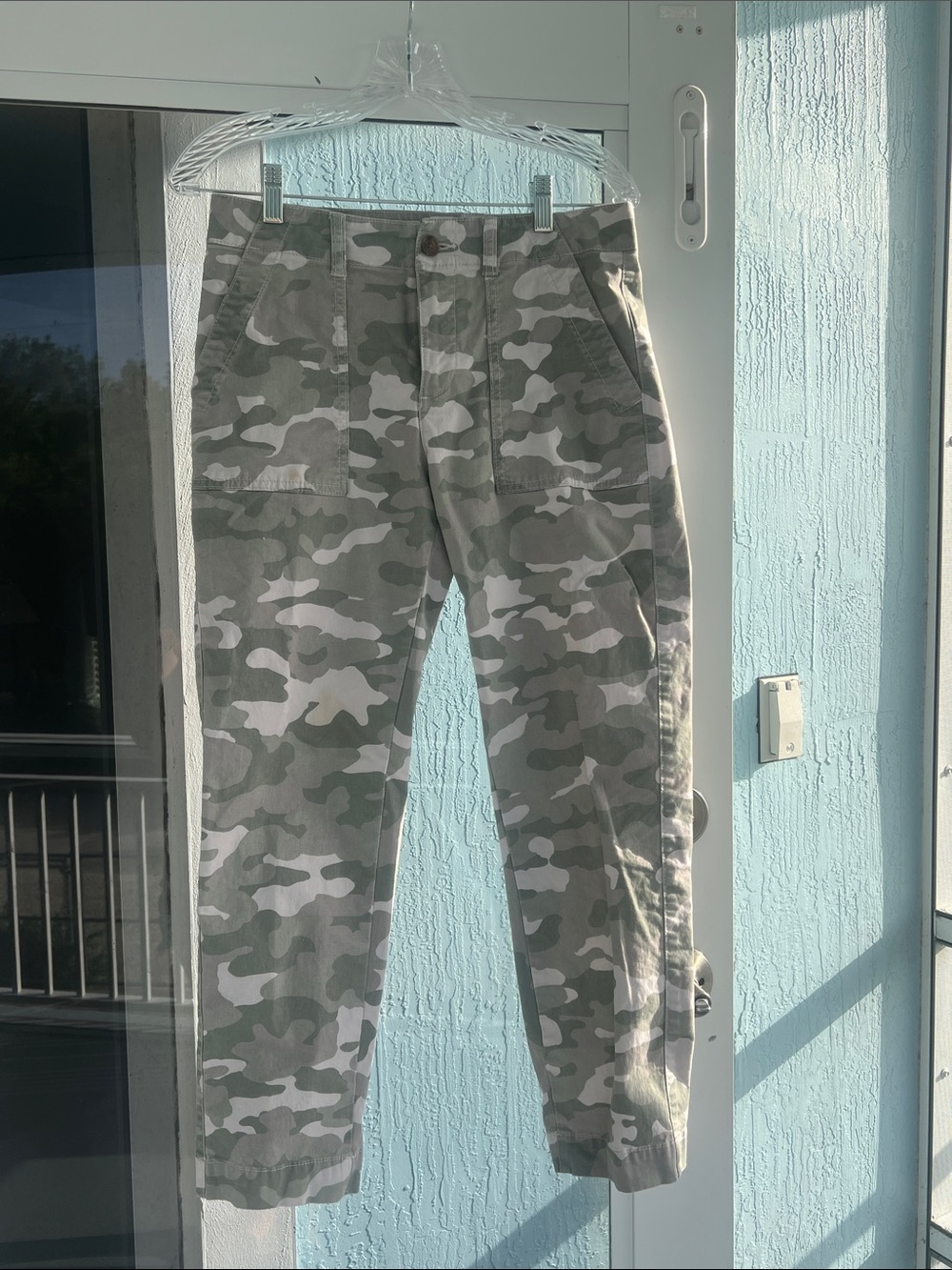 GAP Women's Cropped Camo Utility Pants - Green & White